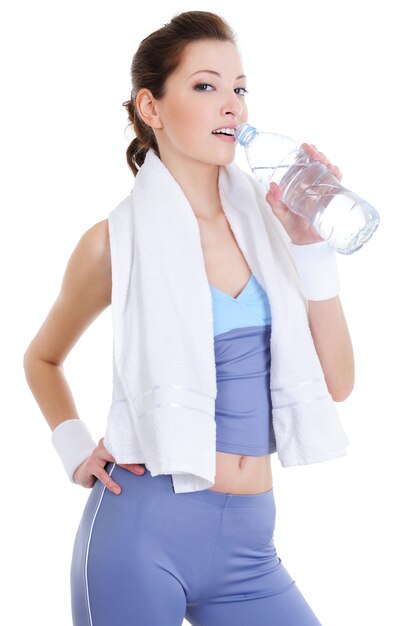 Mujer joven, después, deporte, ejercicios, agua potable