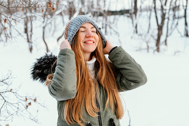 Mujer joven el día de invierno