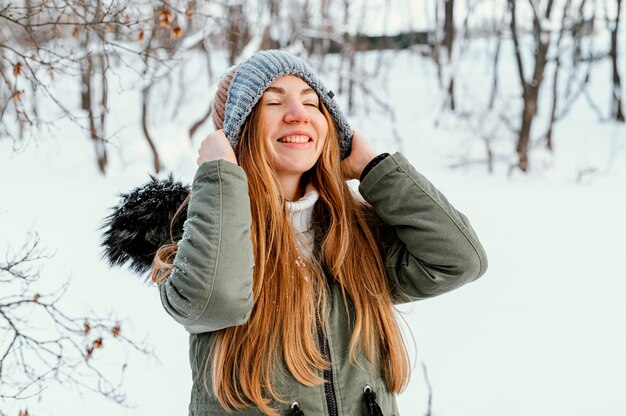 Mujer joven el día de invierno