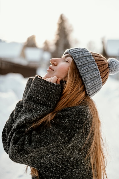 Mujer joven el día de invierno