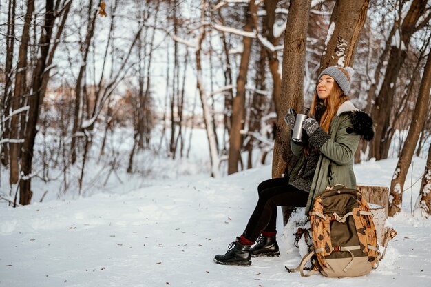 Mujer joven el día de invierno