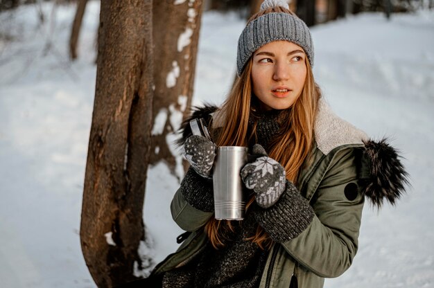 Mujer joven el día de invierno