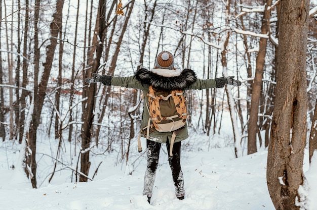 Mujer joven el día de invierno