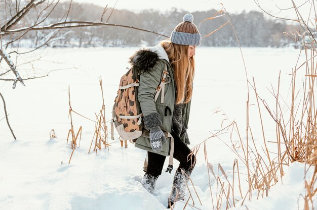 Mujer joven el día de invierno