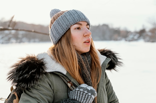 Mujer joven el día de invierno