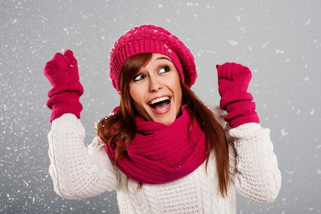 Mujer joven disfruta de la primera nieve