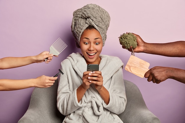 Foto gratuita mujer joven disfruta de spa de belleza en casa emplazamiento en bata de baño