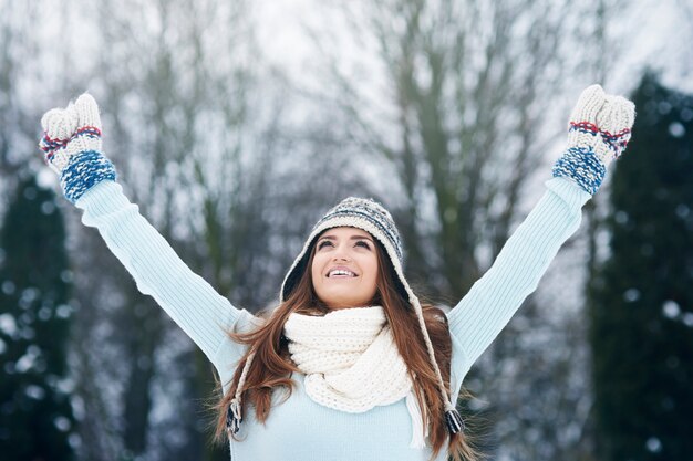 Mujer joven disfrutando del aire del invierno