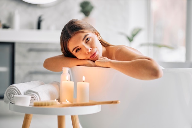 Mujer joven disfrutando de un baño solo