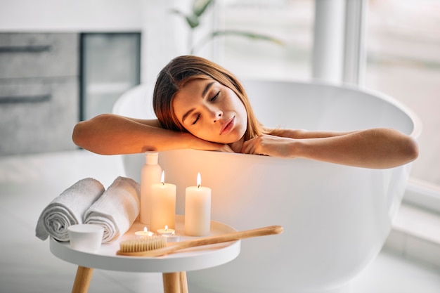 Foto gratuita mujer joven disfrutando de un baño solo