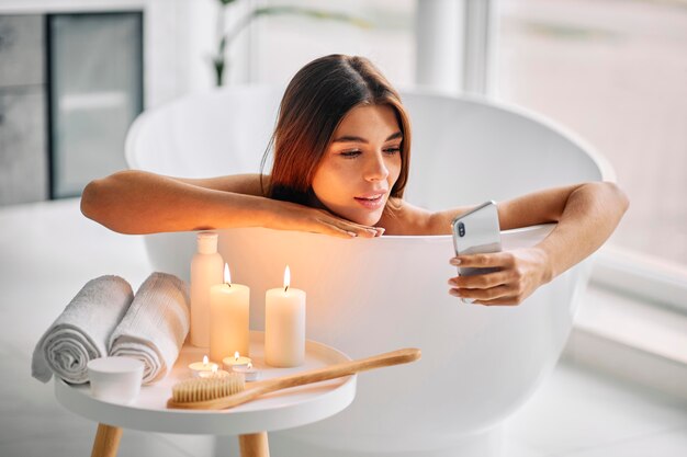 Mujer joven disfrutando de un baño solo