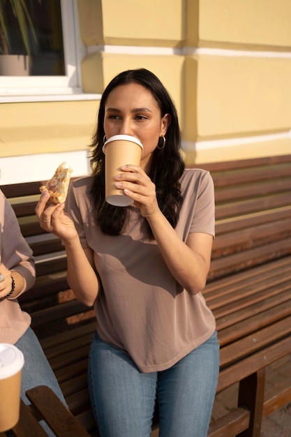 Mujer joven disfrutando de una deliciosa comida callejera