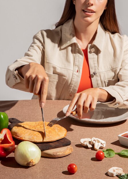 Mujer joven disfrutando de una deliciosa pizza calzone