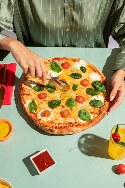 Mujer joven disfrutando de una deliciosa pizza