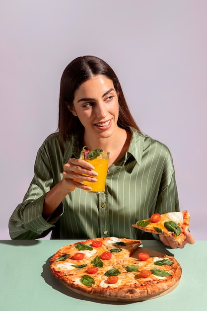 Mujer joven disfrutando de una deliciosa pizza