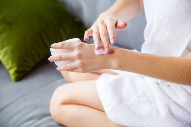 Mujer joven disfrutando de un día de spa