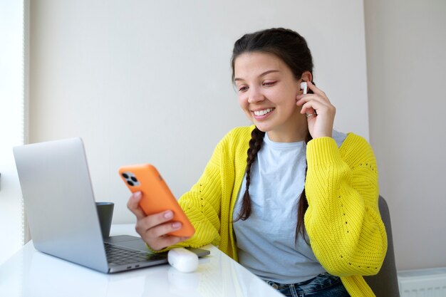 Mujer joven disfrutando escuchando música