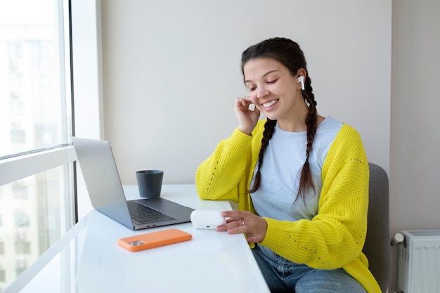 Mujer joven disfrutando escuchando música