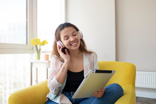 Mujer joven disfrutando escuchando música