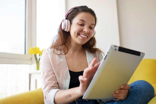 Mujer joven disfrutando escuchando música