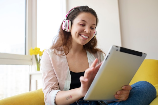 Mujer joven disfrutando escuchando música