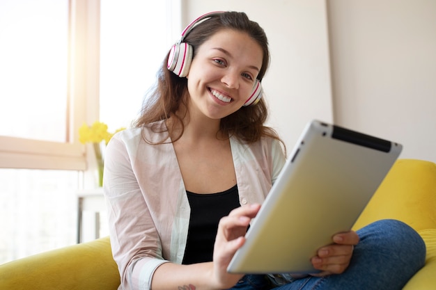 Mujer joven disfrutando escuchando música