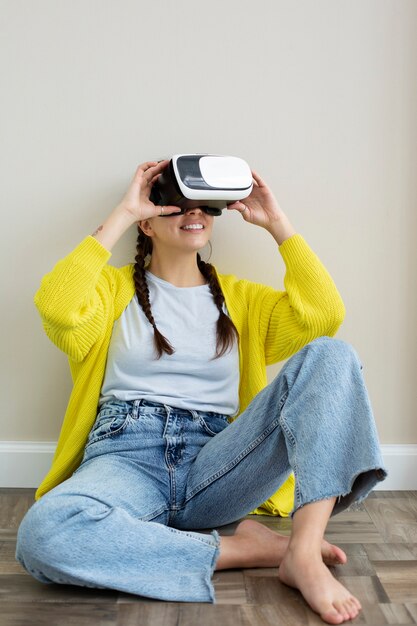 Mujer joven disfrutando de gafas vr de nueva tecnología