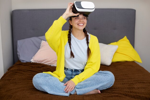 Mujer joven disfrutando de gafas vr de nueva tecnología