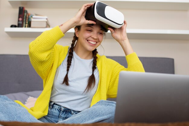 Mujer joven disfrutando de gafas vr de nueva tecnología