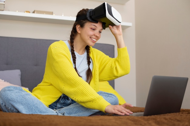 Mujer joven disfrutando de gafas vr de nueva tecnología