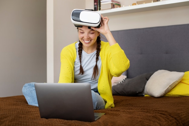 Mujer joven disfrutando de gafas vr de nueva tecnología