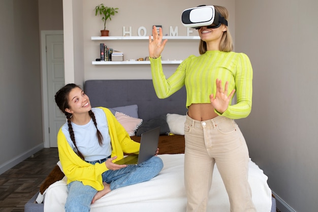 Mujer joven disfrutando de gafas vr de nueva tecnología