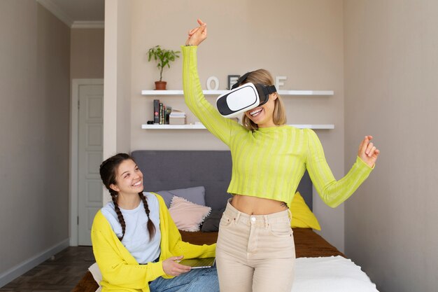 Mujer joven disfrutando de gafas vr de nueva tecnología