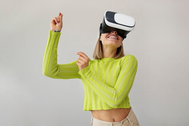 Mujer joven disfrutando de gafas vr de nueva tecnología