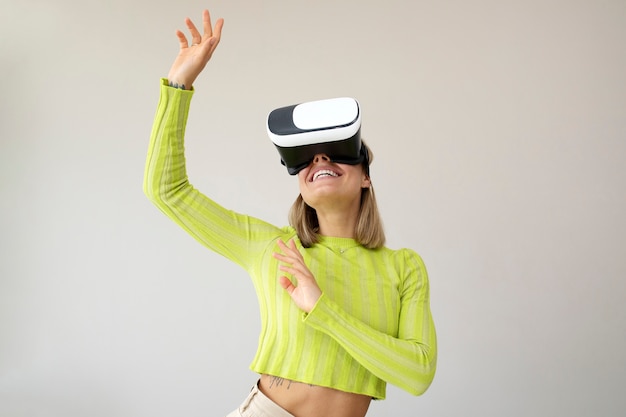 Mujer joven disfrutando de gafas vr de nueva tecnología