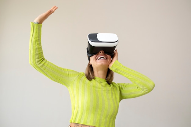 Mujer joven disfrutando de gafas vr de nueva tecnología