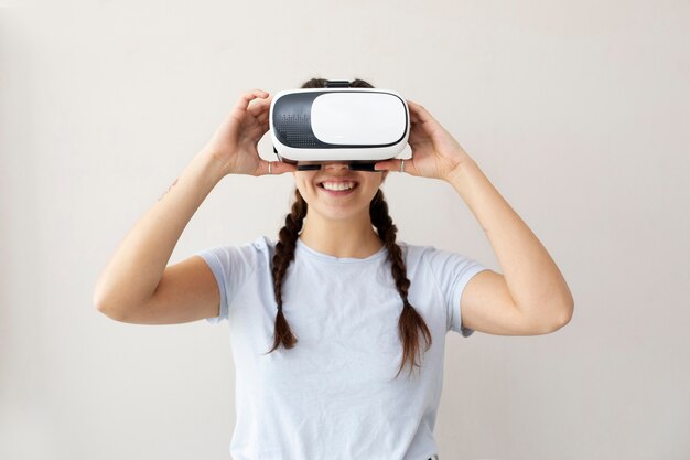 Mujer joven disfrutando de gafas vr de nueva tecnología