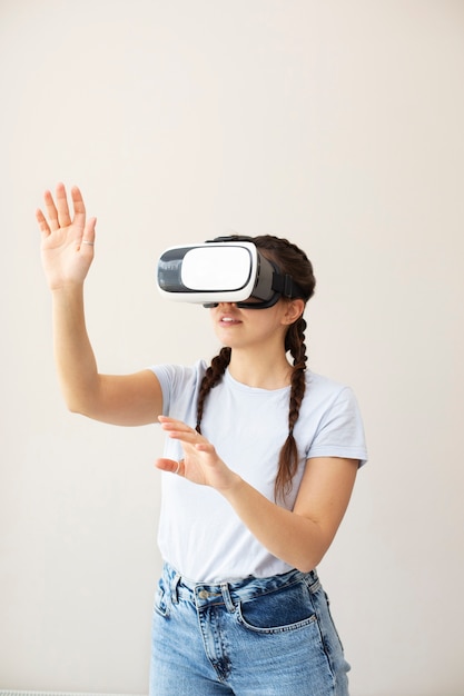 Mujer joven disfrutando de gafas vr de nueva tecnología