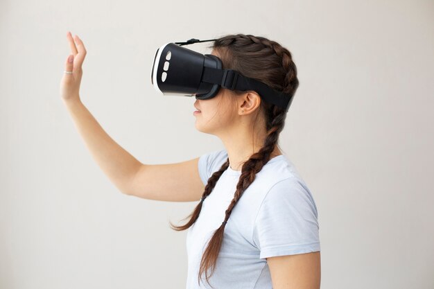 Mujer joven disfrutando de gafas vr de nueva tecnología