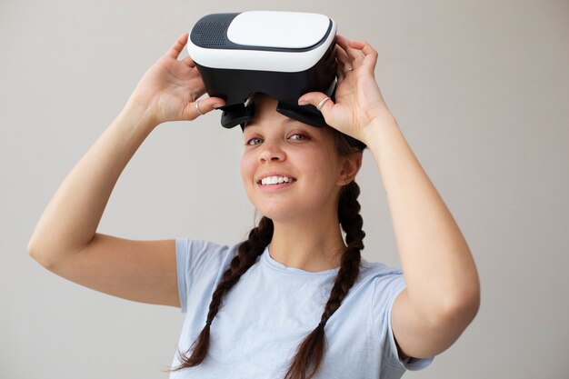 Mujer joven disfrutando de gafas vr de nueva tecnología