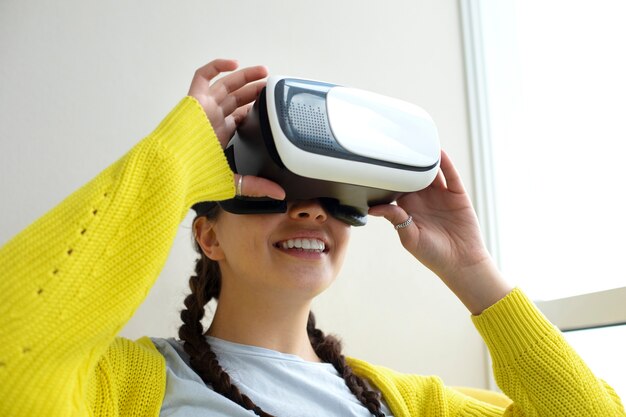 Mujer joven disfrutando de gafas vr de nueva tecnología