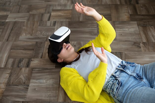 Mujer joven disfrutando de gafas vr de nueva tecnología