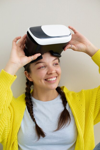 Mujer joven disfrutando de gafas vr de nueva tecnología