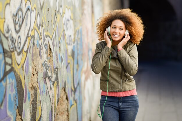 Mujer joven disfrutando la música