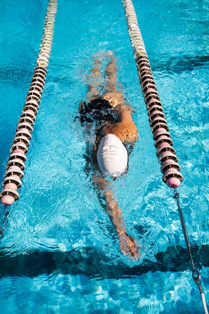 Mujer joven disfrutando de la natación en la piscina