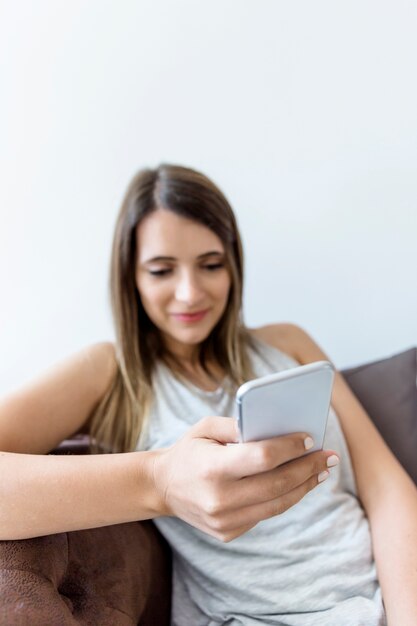 Mujer joven disfrutando de las nuevas tecnologías