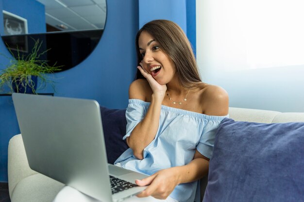 Mujer joven disfrutando de las nuevas tecnologías