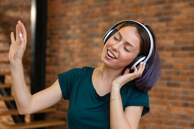 Mujer joven disfrutando de un poco de tiempo libre