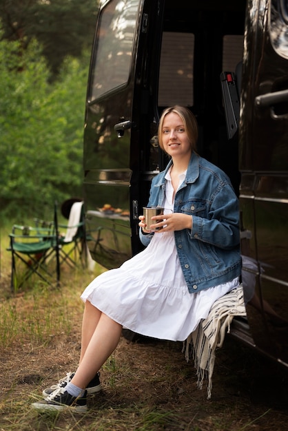 Foto gratuita mujer joven disfrutando del tiempo en el camping