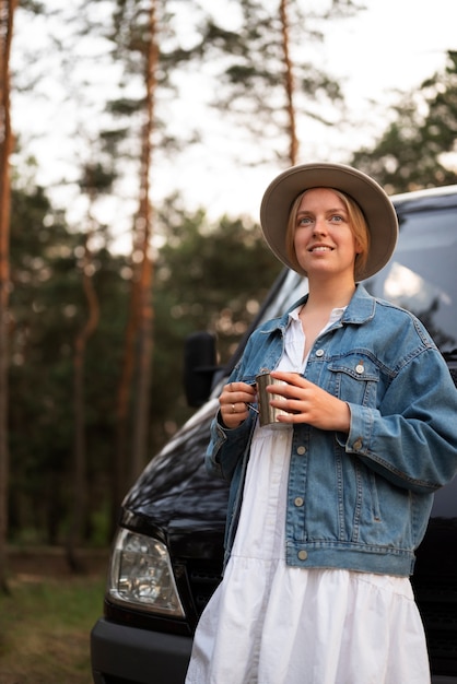 Foto gratuita mujer joven disfrutando del tiempo en el camping